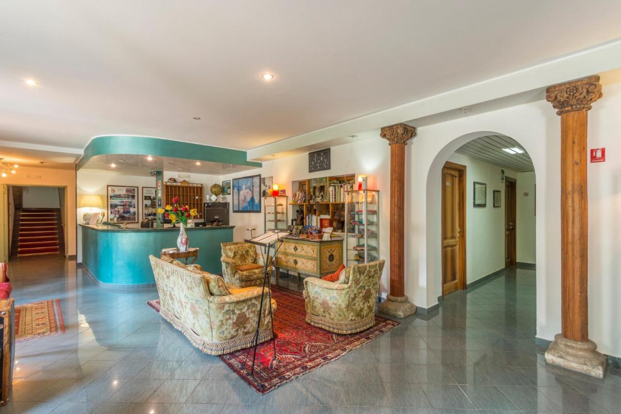 Hotel Le Rocce Magione Buitenkant foto